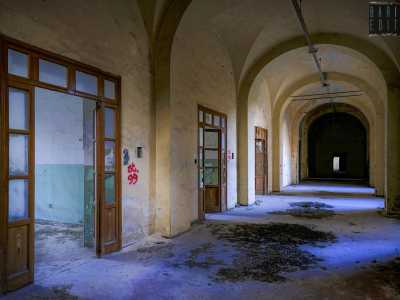 Il reportage prosegue con lunghi corridoi...